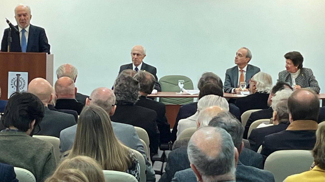 El director de la RAE y presidente de la ASALE toma posesión como miembro correspondiente de la Academia Argentina de Letras