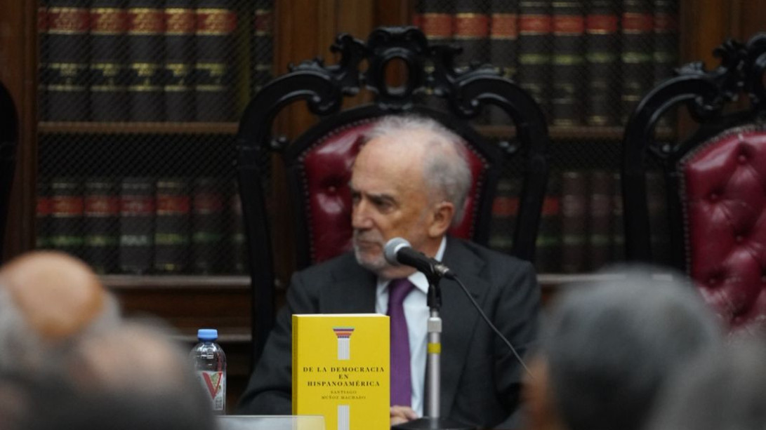 La Academia Argentina de Letras, la Academia Nacional de Derecho y Ciencias Sociales de Buenos Aires y la Academia Nacional de Ciencias Morales y Políticas reciben al director de la RAE