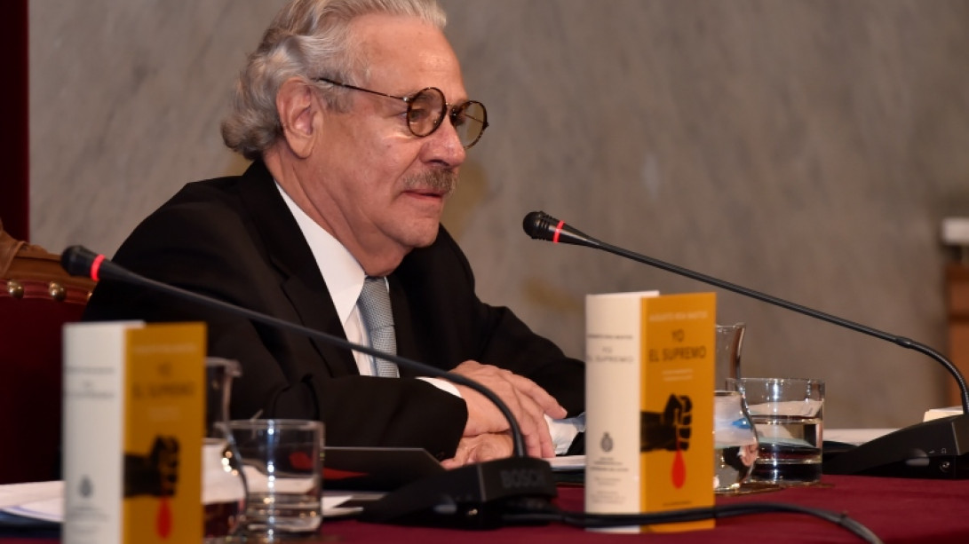 El académico mexicano Gonzalo Celorio durante su discurso.