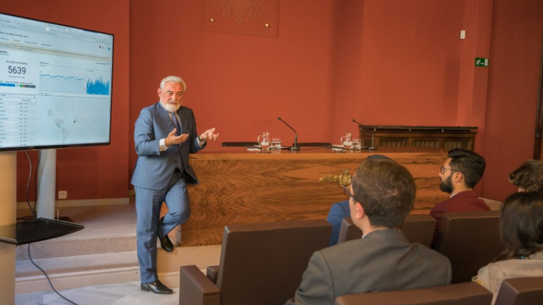 El director les muestra las consultas en tiempo real al diccionario académico.