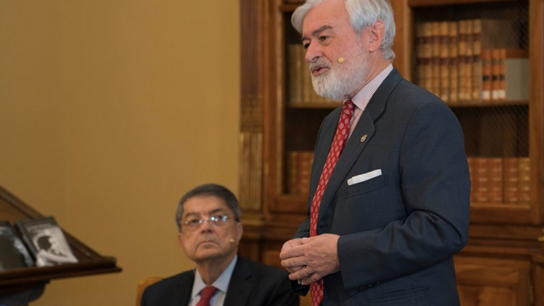 Darío Villanueva ha sido el encargado de presentar a Sergio Ramírez. 