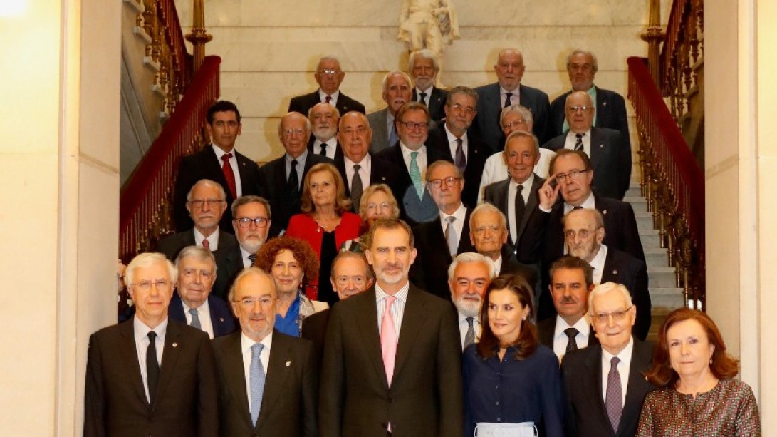 Foto de familia de los reyes con los académicos © Casa de S. M. el Rey