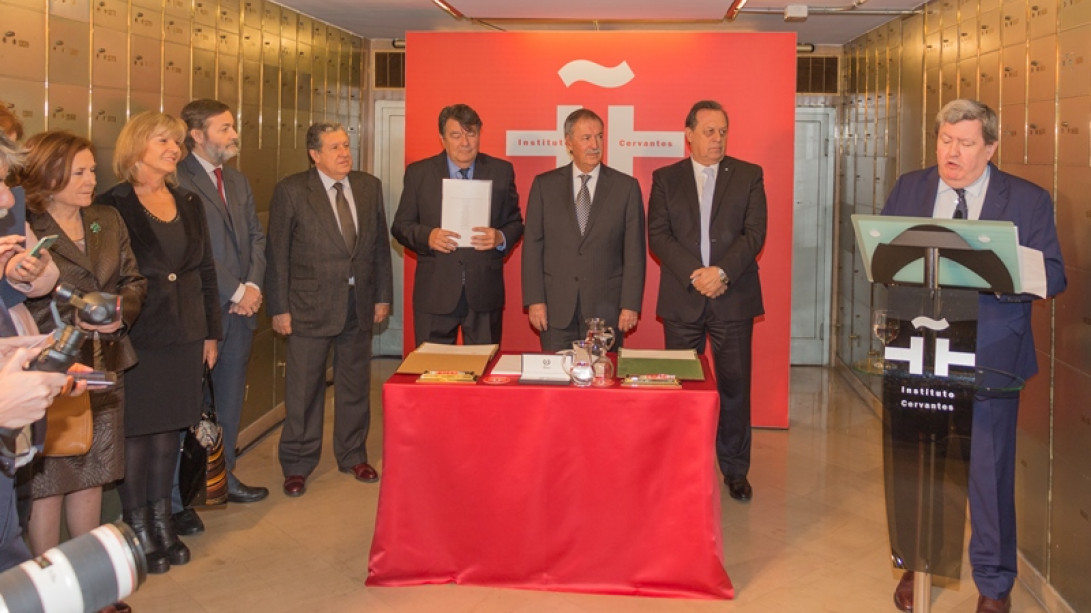 Juan Manuel Bonet, director del IC, durante el depósito del legado del artista argentino.