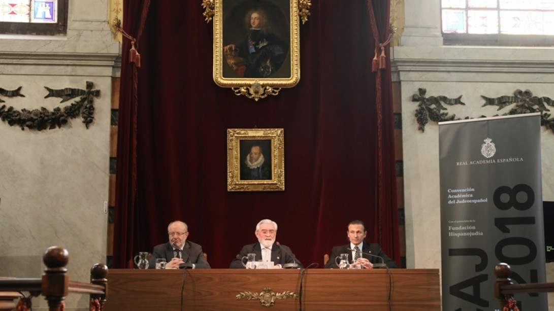 De izquierda a derecha: Fernando García Casas, secretario de Estado de Cooperación Internacional y para Iberoamérica; Darío Villanueva, director de la RAE, y David Hatchwell, presidente de la Fundación Hispanojudía.