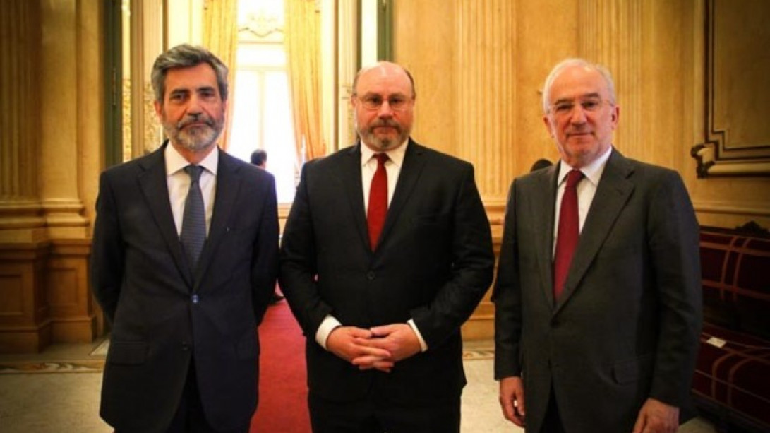 De izquierda a derecha: Carlos Lesmes, Manuel Piedecasas y Santiago Muñoz Machado.