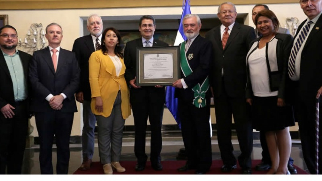 De izquierda a derecha: Karlton Brulh, Guillermo Kirkpatrick (embajador de España), Ernesto Bondy, Águeda Chávez, Juan Orlando Hernández, Darío Villanueva, Juan Ramón Martínez, María Vargas y Segisfredo Infante.