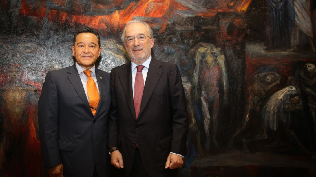 Santiago Muñoz Machado junto a Raúl Contreras, director de la Facultad de Derecho de la UNAM. Foto: UNAM.