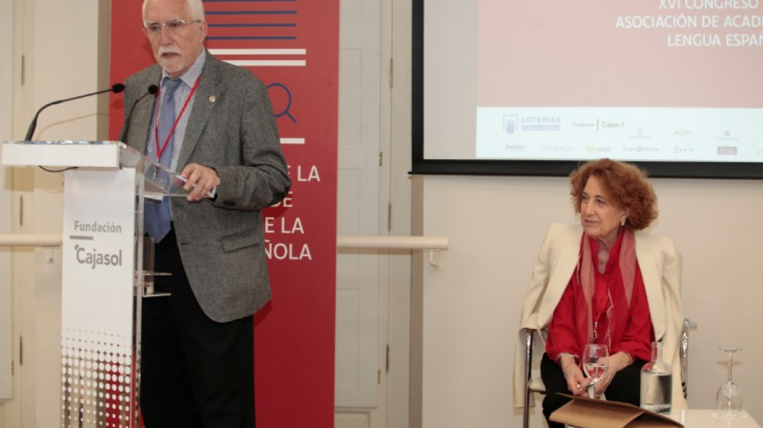 Luis Mateo Díez presentó a la protagonista del acto, Carmen Iglesias (foto: RAE).