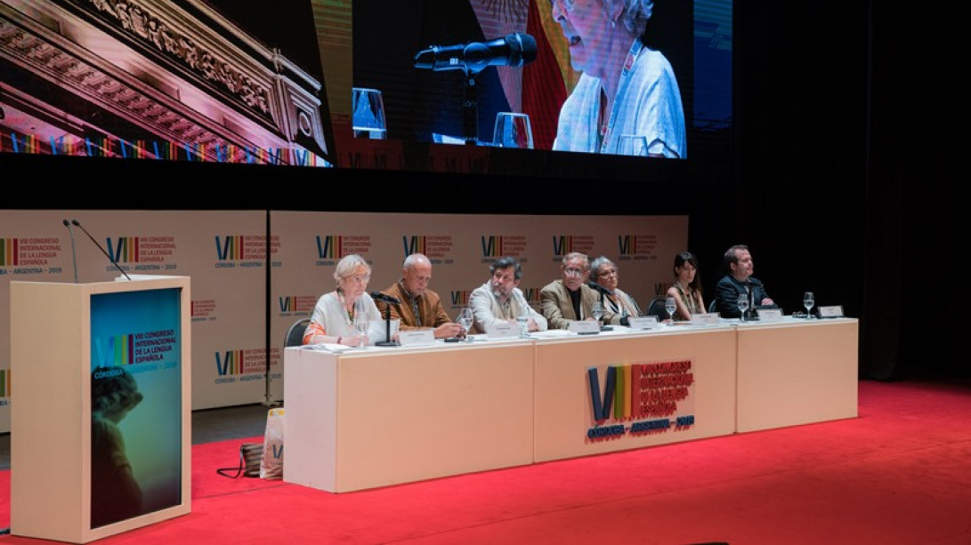 Mesa redonda sobre el poder de las palabras y las imágenes en la era digital.