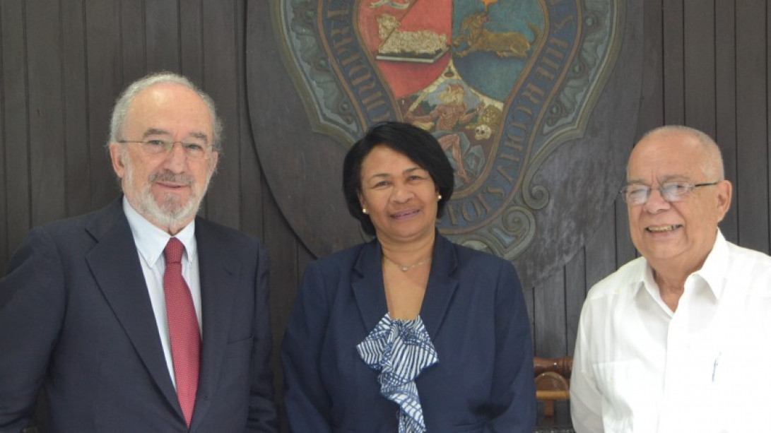 El director de la RAE, Santiago Muñoz Machado; la rectora de la Universidad de La Habana, Miriam Nicado García, y el director de la Academia Cubana de la Lengua, Rogelio Rodríguez Coronel (foto: Academia Cubana de la Lengua)