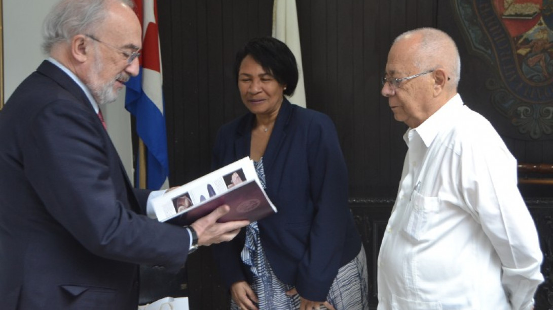 Entrega del libro «El patrimonio cultural de la Universidad de la Habana» (foto: Academia Cubana de la Lengua)
