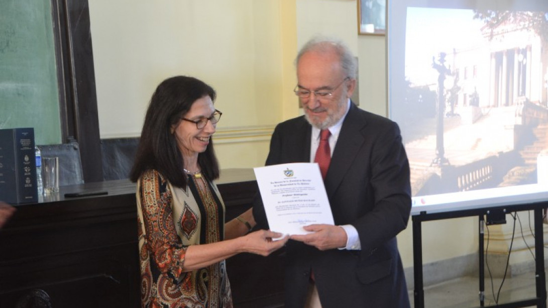 Marta Milagros Moreno Cruz, decana de la Facultad de Derecho, otorga al director de la RAE la condición de profesor distinguido de la facultad (foto: Academia Cubana de la Lengua)