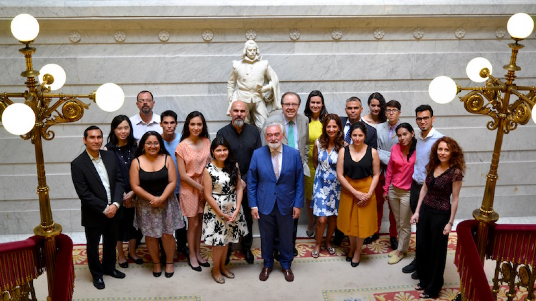 Los alumnos con los directores de la RAE y de la ELH.