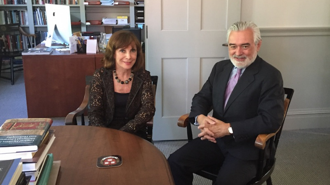 Darío Villanueva con Diana Sorensen, decana de la Facultad de Artes y Ciencias de la Universidad de Harvard.