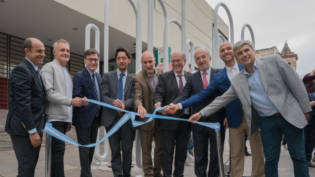 Inauguración de la escultura conmemorativa Habla, en esquina Obispo Trejo con Caseros.
