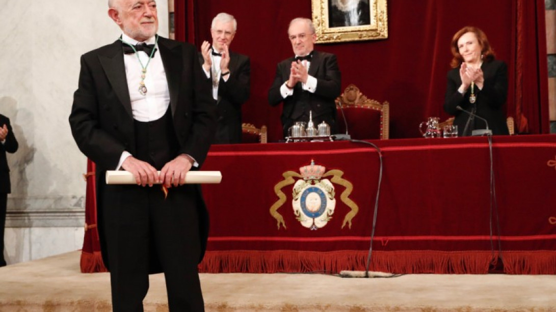 Carlos García Gual tras recibir la medalla y el diploma de la RAE.