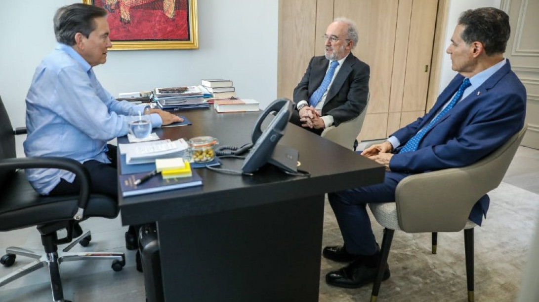 El director de la RAE, Santiago Muñoz Machado, y el director de la APL, Arístides Royo, se reúnen con el presidente de la República de Panamá, Laurentino Cortizo (foto: Protocolo y Ceremonial del Estado de Panamá)