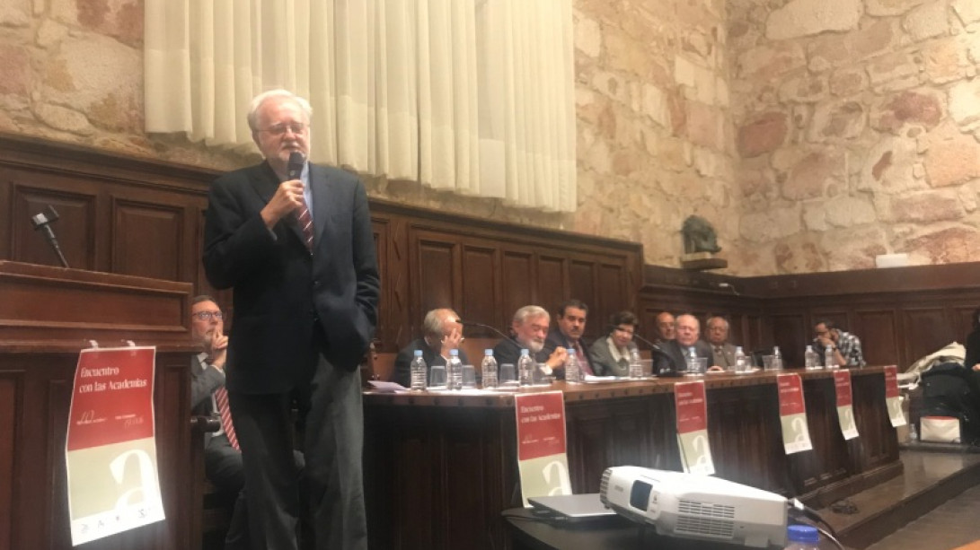 Ignacio Bosque presenta el Glosario de términos gramáticales a los alumnos de la USAL.