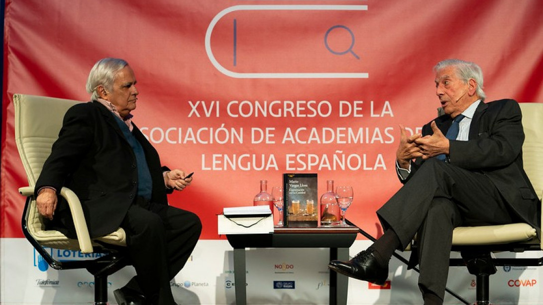 Juan Cruz y Mario Vargas Llosa (foto: RAE).