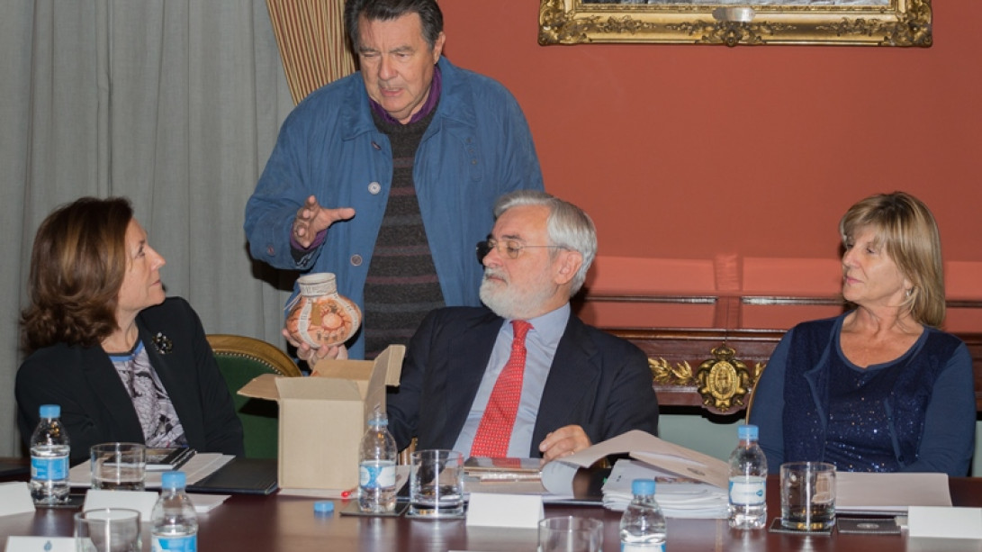 Roberto Chavero, director de la Fundación Atahualpa Yupanqui, hace entrega de unos obsequios al director de la RAE.