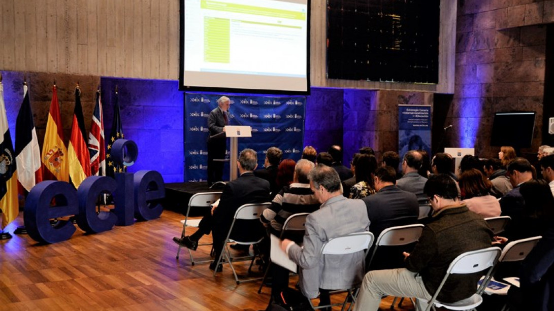 Darío Villanueva durante su presentación de Enclave RAE.