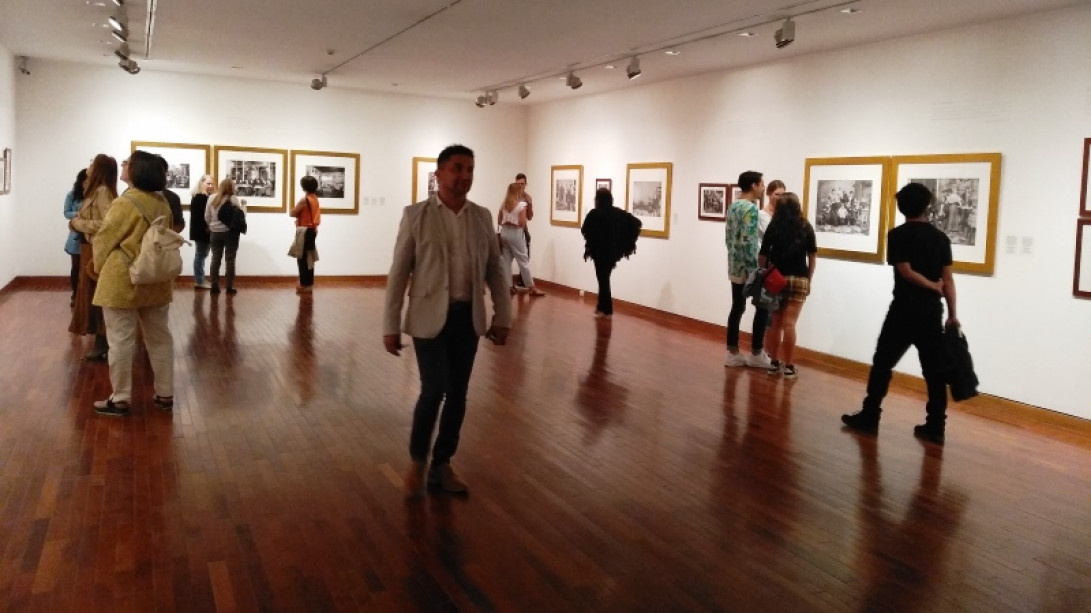 El público recorre las salas de la exposición.