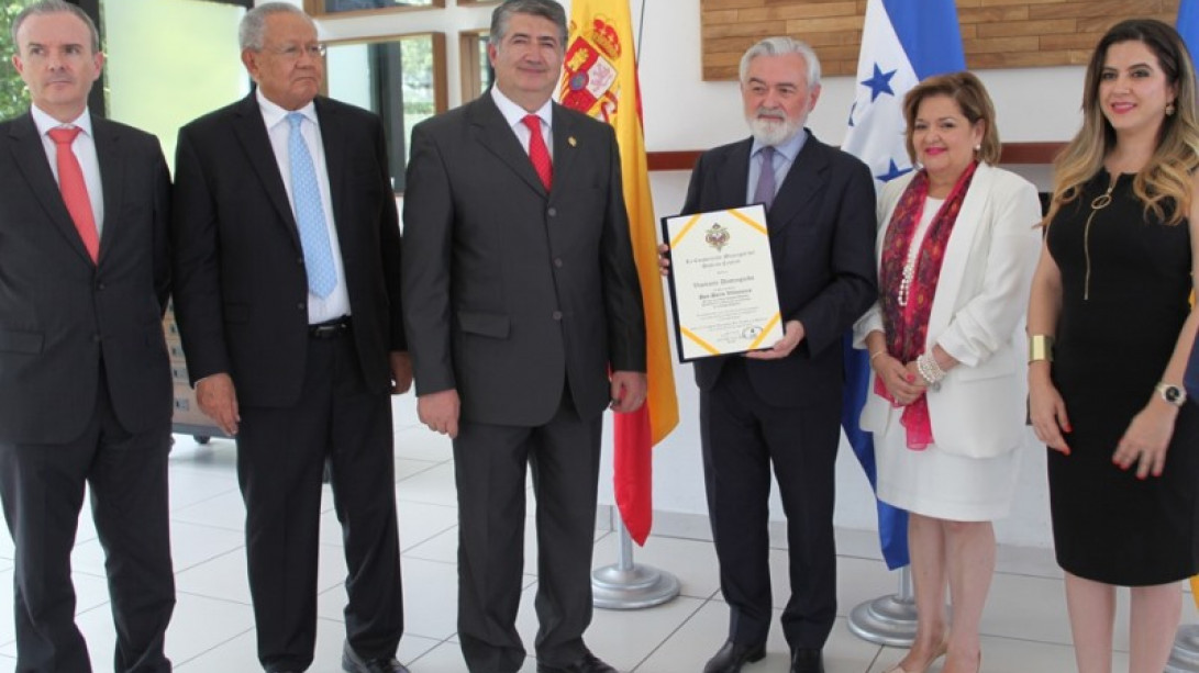 Autoridades de la Alcaldía Municipal del Distrito Central le entregaron la llave de la ciudad capital y le declararon visitante distinguido.