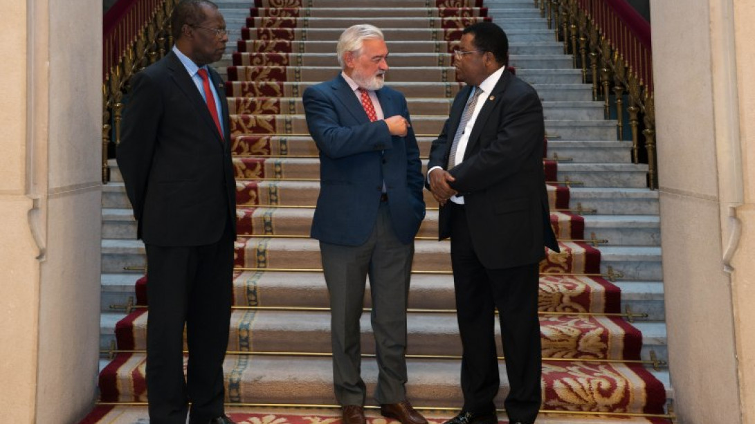 El director de la RAE recibe a una delegación de la Academia Ecuatoguineana de la Lengua Española.