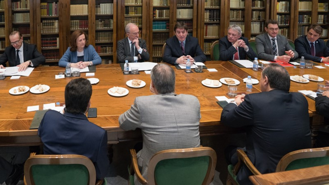 En la sede de la RAE, se ha llevado a cabo una reunión especial de trabajo de la comisión organizadora.