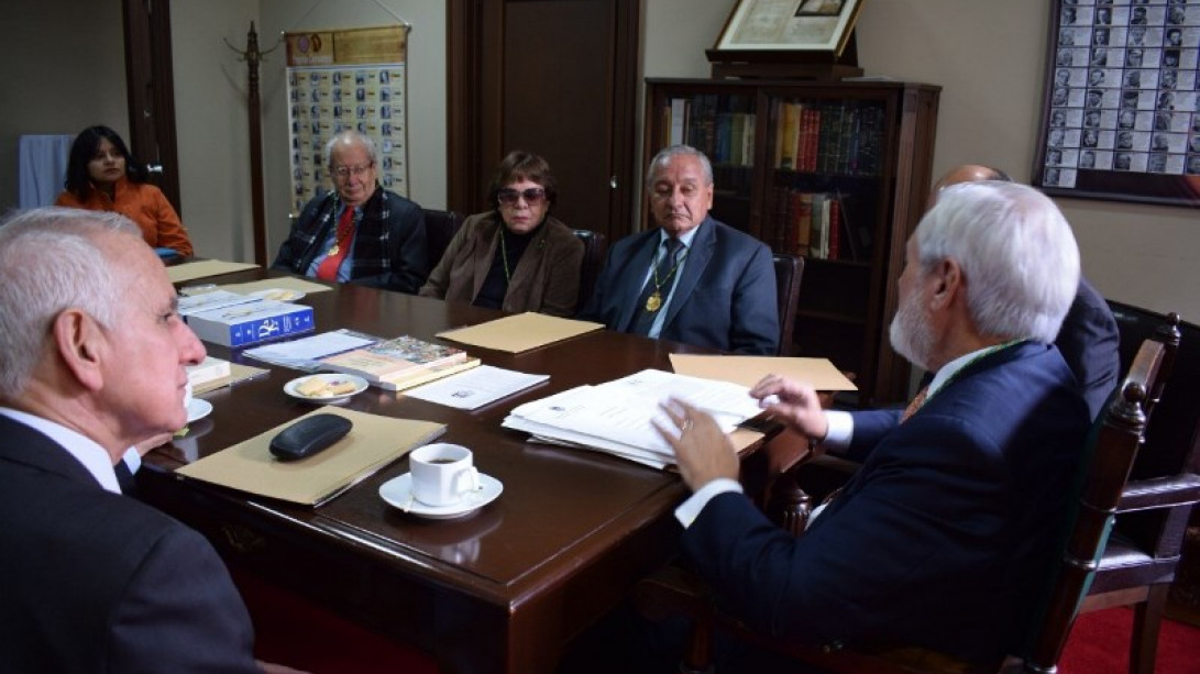 Sesión de trabajo en la Academia Colombiana de la Lengua.