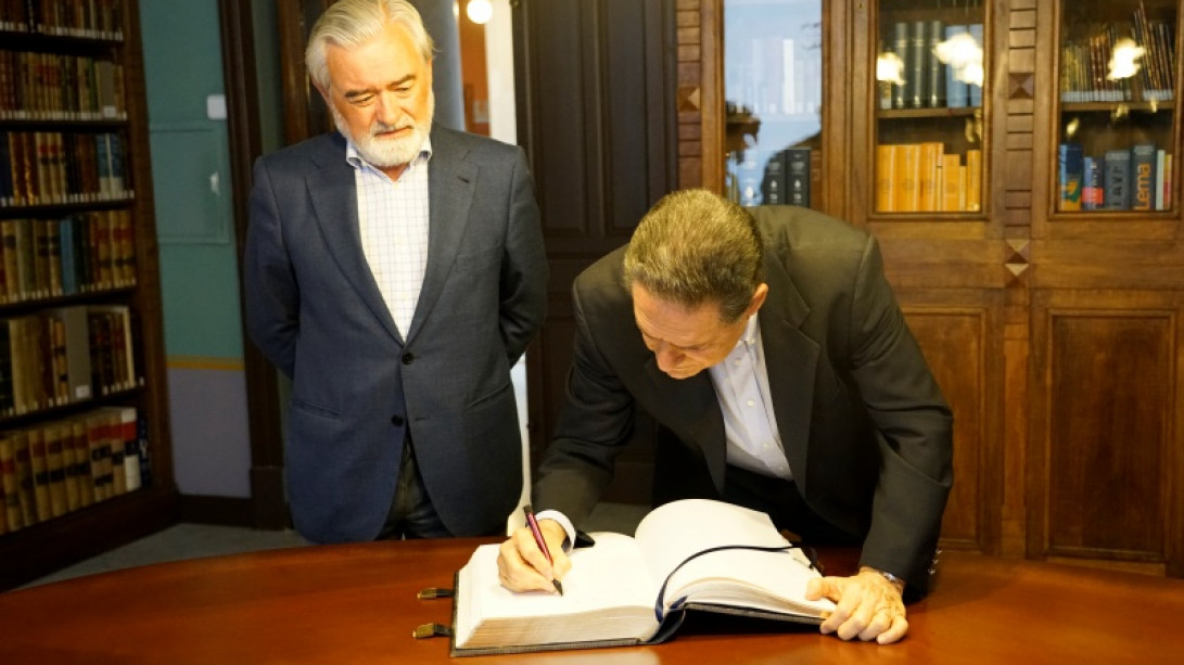 Arístides Royo ha firmado en el libro de honor de la RAE.