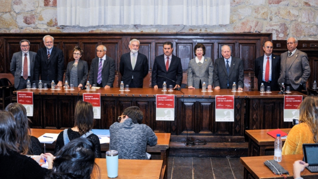 Los académicos de la RAE y la ASALE antes del acto. Foto: Pablo de la Peña.