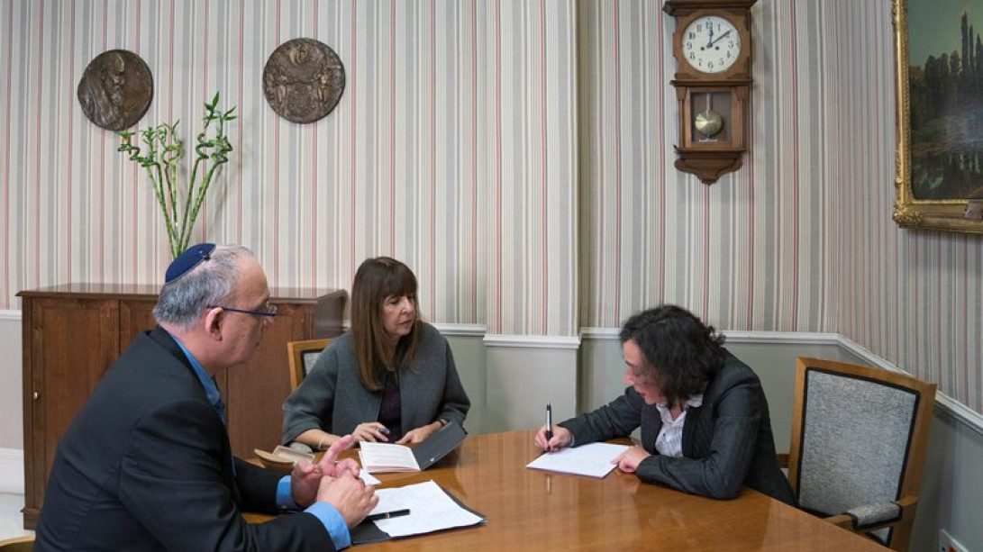 De izquierda a derecha: Shmuel Refael Vivante, Ruth Viviana Fine y Aldina Quintana.