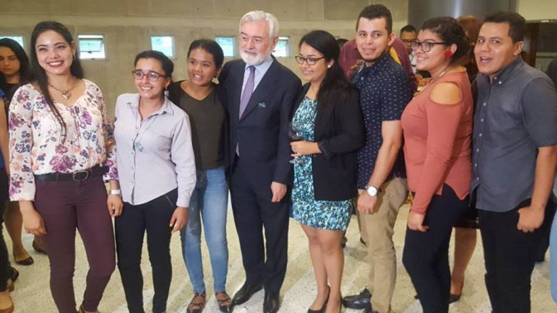Alumnos de la Universidad Nacional Autónoma de Honduras con el director de la RAE.