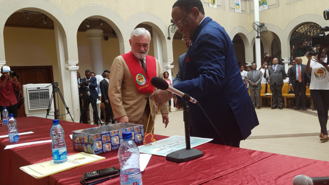 Darío Villanueva es nombrado académico correspondiente de la AEGLE.