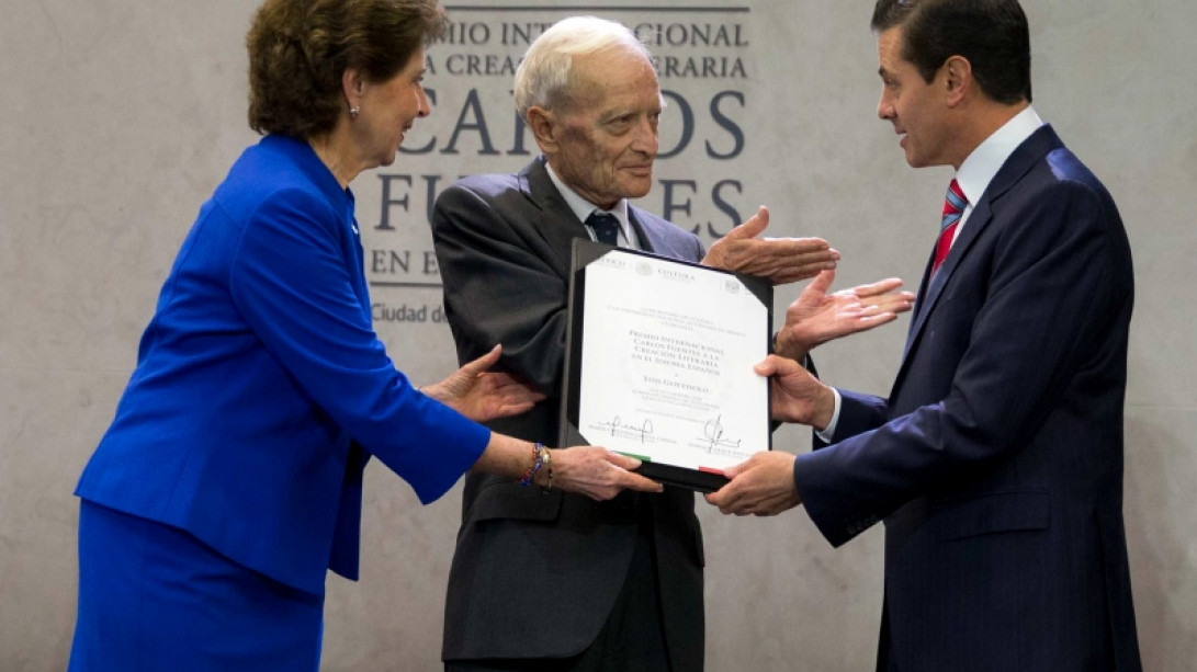 La secretaria de Cultura Federal M.ª Cristina García Cepeda y el presidente mexicano Enrique Peña Nieto entregan el galardón. Foto: Gobierno de México.