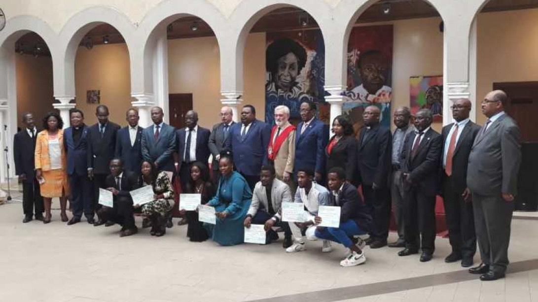 Los académicos ecuatoguineanos, Darío Villanueva y los premiados al finalizar el acto.