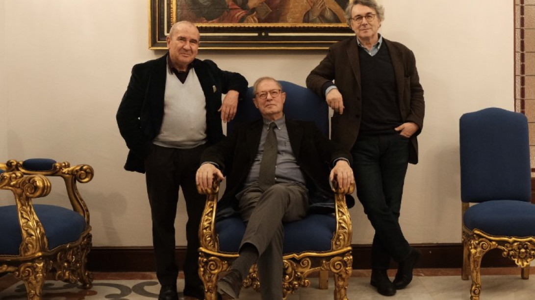 El escritor Alberto González Troyano, el académico y escritor Félix de Azúa y el escritor Andrés Trapiello (foto: RAE).