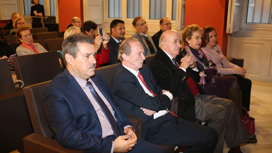 La embajadora de México en España y académicos de la RAE y ASALE, entre los asistentes al homenaje.