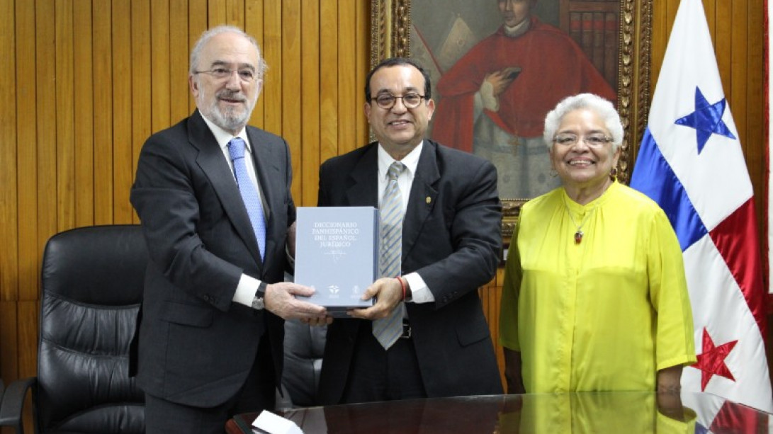 Santiago Muñoz Machado, director de la RAE; Eduardo Flores Castro, rector de la Universidad de Panamá, y Margarita Vásquez Quirós, directora sustituta de la Academia Panameña de la Lengua (foto: APL)