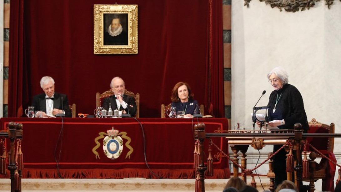 Clara Janés ha sido la encargada de dar la bienvenida al nuevo académico.