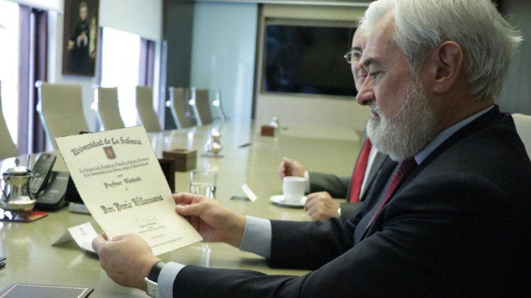 Darío Villanueva recibe el reconocimiento de Profesor Visitante de la Universidad de la Sabana.