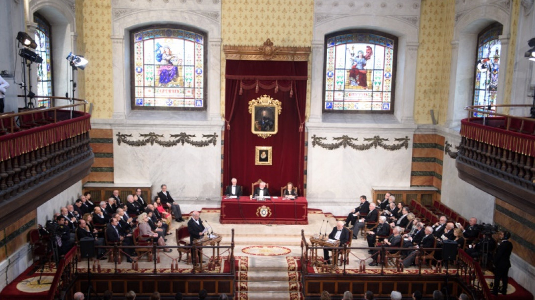 Ceremonia de ingreso en el salón de actos de la RAE.