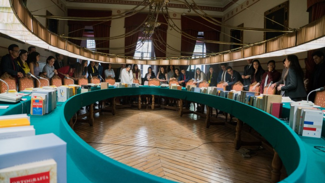 Los jóvenes durante la visita a las dependencias institucionales.