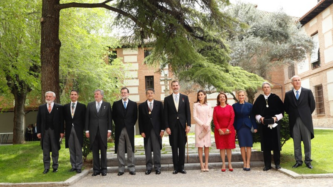 Foto de familia con el premiado y los reyes don Felipe y doña Letizia. Foto: Casa Real. 
