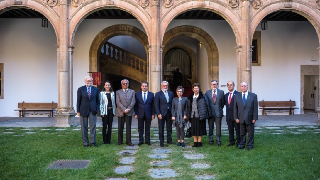 Foto de familia de la Comisión Interacadémica de Gramática. Foto: Pablo de la Peña