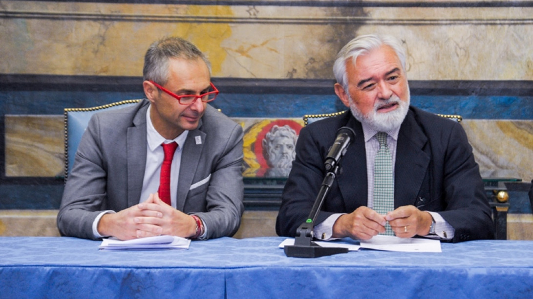 El rector de la USAL y el director de la RAE durante la rueda de prensa. Foto: Pablo de la Peña