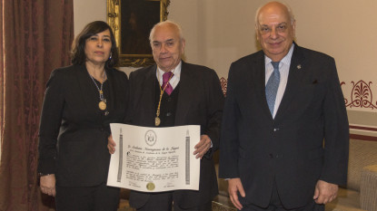Mario Antonio Sandoval recibe el diploma de miembro correspondiente de la Academia Nicaragüense de la Lengua.