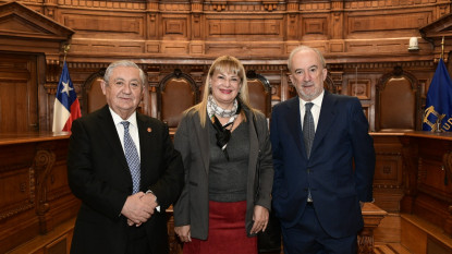 Presidente de la Corte Suprema de Chile, Juan Eduardo Fuentes Belmar, y las exposiciones de la ministra presidenta de la Comisión de Lenguaje Claro del Poder Judicial, Ángela Vivanco Martínez, y del director de la RAE y presidente de la ASALE, Santiago Muñoz Machado (foto: © Poder Judicial de Chile).