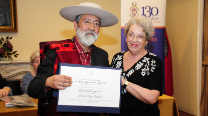 Francisco Javier Astorga,premio Oreste Plath, junto a la hija de Oreste Plath. Foto: Academia Chilena de la Lengua.